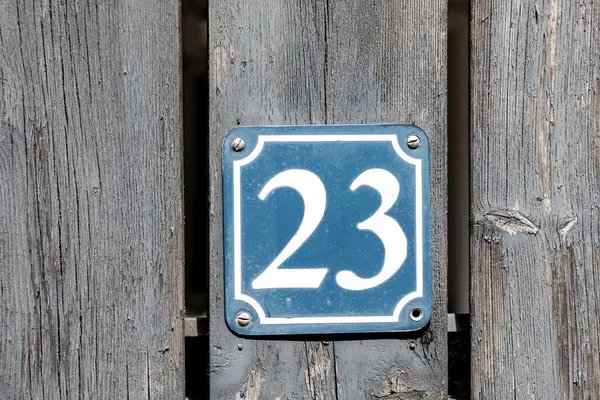 23 numaralı ev ahşap bir duvarda.