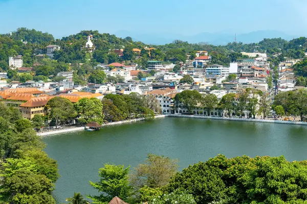 Kandy 'nin ufuk çizgisi ve göl manzarası Arthur' un Kandy, Sri Lanka 'daki Koltuk Manzarası' ndan