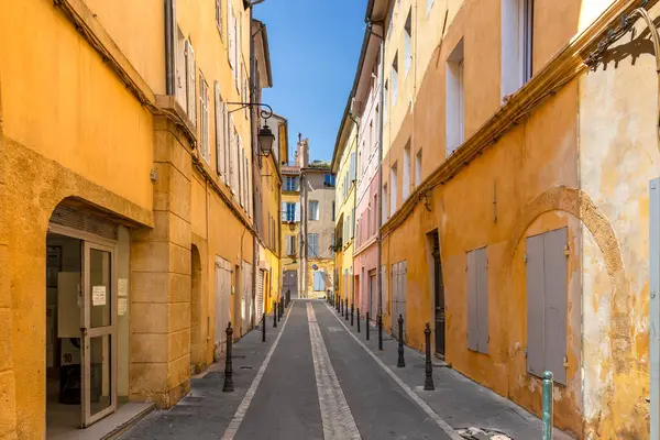 Aix en Provence 'deki eski kasabanın yaşam alanındaki eski dar evler