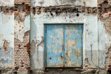 Terk edilmiş eski yıkık edilmiş evin ön cephesi Münih 'teki kayıp yer gibi.