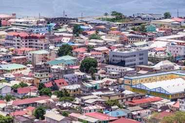Dominica 'daki Roseau kasabasına manzaralı gökyüzü manzarası