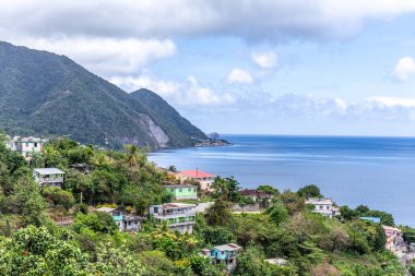 Dominica kıyısındaki Sibouli 'den Pointe Guignard' a manzara