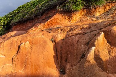 Karayip adası Dominica 'nın Calibishie kırmızı kayalıklarında manzaralı kıyı manzarası