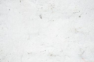 Beyaz alçı duvar deseni harmonik bir arkaplan verir