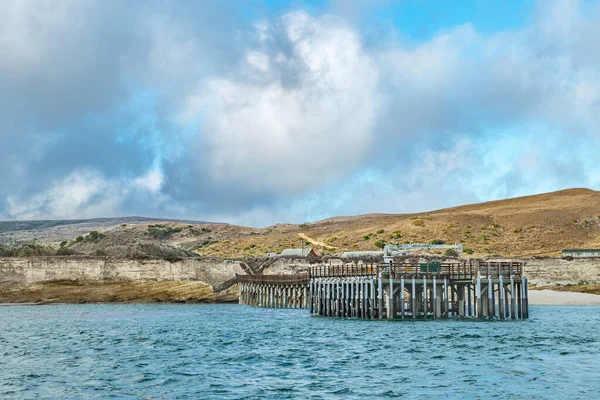 サンタローザ島 8チャンネル諸島の一つ レンジャーとツアーや研究のための島にアクセスするための承認されたゲストのための桟橋を持っています — ストック写真