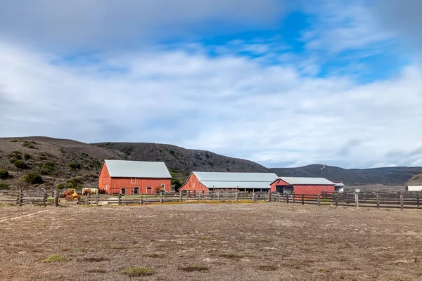 位于加利福尼亚海岸外的圣罗莎岛上的Vail Vickers奶牛饲养场现已荒废 成为人们可以观赏和拍照的历史性地标 — 图库照片