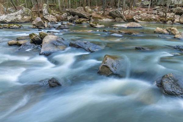 カンバーランド山テネシーの岩の川を流れる水は 荒野にいることの平和でシュールなトーンを示しています ストック写真
