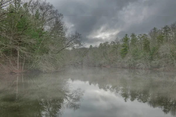 カンバーランド州立公園のバードクリーク湖のガラス水寒い雨の日にテネシー州は 自然のシーンのための美しい設定を提供します ストック写真