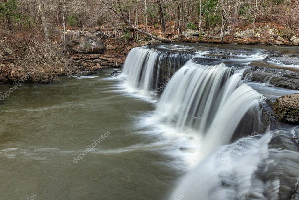 Beautiful Potter 's Falls en la meseta Cumberland de Tennessee fluye a
