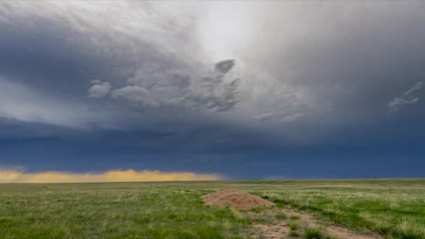 Naplementekor Hatalmas Esőzés Várható Miközben Esik Eső Miközben Áthalad Alföldön — Stock videók