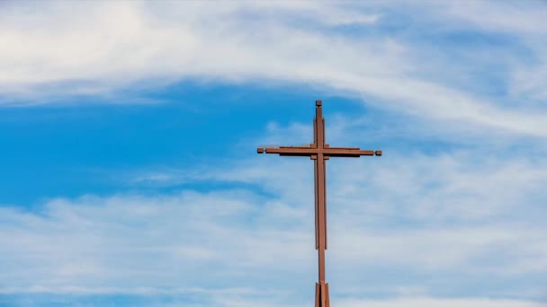 Ein Von Bewegten Wolken Umrahmtes Kirchenkreuz Zeigt Die Aufregung Einer — Stockvideo