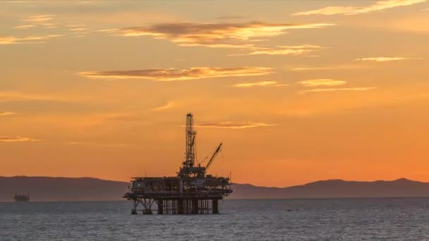 Оффшорная Нефтяная Платформа Берегов Калифорнии Обрамляет Оранжевое Небо Полное Дыма — стоковое видео