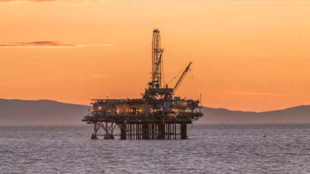 Plataforma Petróleo Offshore Largo Costa Califórnia Enquadra Contra Céu Laranja — Vídeo de Stock