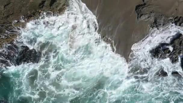 Kıyı Şeridi Resif Sistemi Üzerinde Dalgalanan Okyanus Suyu Kayalık Resiflerin — Stok video
