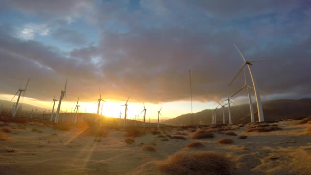 Elproduktion Vindmøller Begynder Vende Som Vinden Opfanger Høje Bjerge Californien – Stock-video
