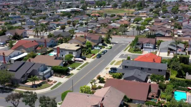 Eine Luftaufnahme Einer Comon Spur Von Häusern Der Nähe Einer — Stockvideo