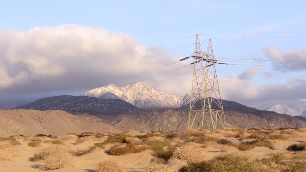 Tours Électriques Premier Plan Transfert Électricité Partir Des Éoliennes Arrière — Video