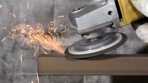 Metalowy Pracownik Używa Ściernicy Żeby Ogolić Trochę Stali Kwadratowego Magazynu — Wideo stockowe