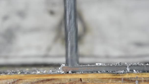 Uma Broca Cortando Pedaço Metal Apoiado Por Madeira Mostra Calor — Vídeo de Stock