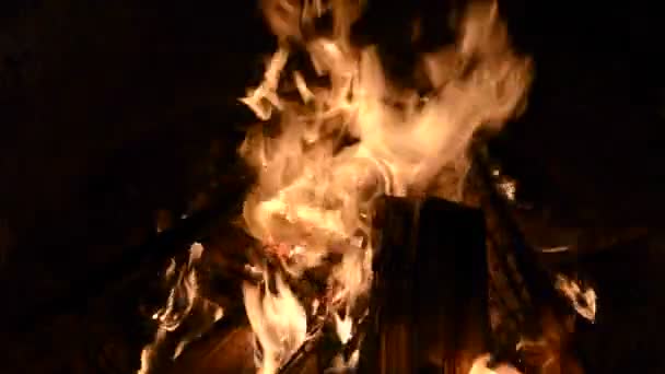 在夜间燃烧着橙色的炽热的火焰并散发出充足热量的原木火 — 图库视频影像