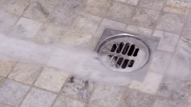 Seifiges Duschwasser Wirbelt Einen Abfluss Hinunter Gut Für Hygiene Oder — Stockvideo