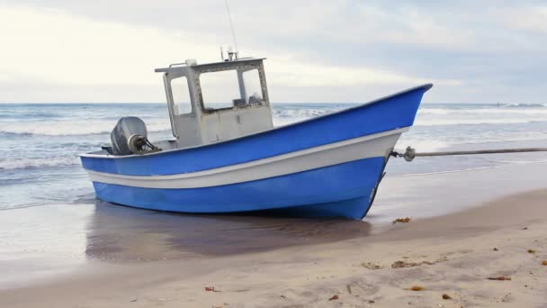Sebuah Perahu Nelayan Biru Terletak Tepi Pantai Antara Perjalanan — Stok Video