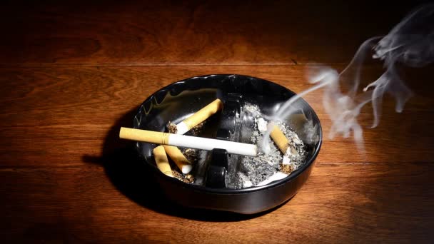Une Cigarette Brûlante Dans Cendrier Noir Classique Fumant Continu Dans — Video