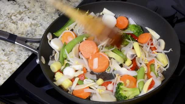 新鲜的混合蔬菜亚洲炒菜 包括胡萝卜 雪豆和用酱汁锅煮的新鲜辣椒 — 图库视频影像