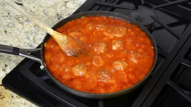 Gotowanie Włoskiego Sosu Marinara Klopsikami Przyprawami Gotowania Patelni Przed Wylaniem — Wideo stockowe