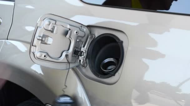 Homem Abre Tampa Tanque Gasolina Retira Tampa Enche Carro Com — Vídeo de Stock