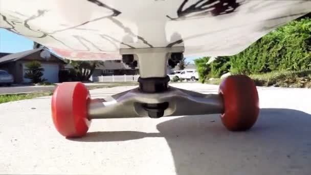 Una Telecamera Montata Sotto Uno Skateboard Mentre Cavaliere Muove Lungo — Video Stock