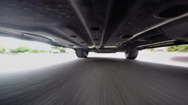 Bir Asfalt Yolda Sürerken Pov Perspektifi Sağlamak Için Arabanın Altına — Stok video