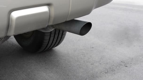 車のテールパイプから排出される一酸化炭素が環境中に放出されることを示しています — ストック動画