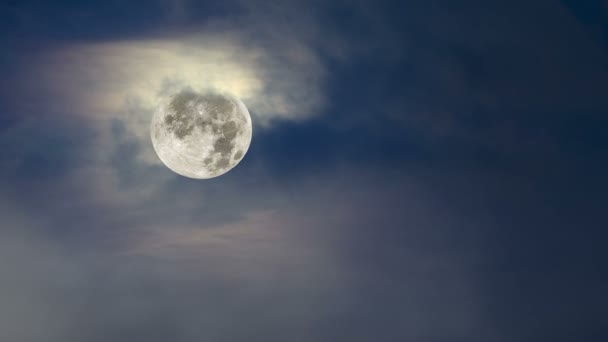 Ceața Mișcă Lună Plină Încadrată Cer Albastru Plin Nori — Videoclip de stoc