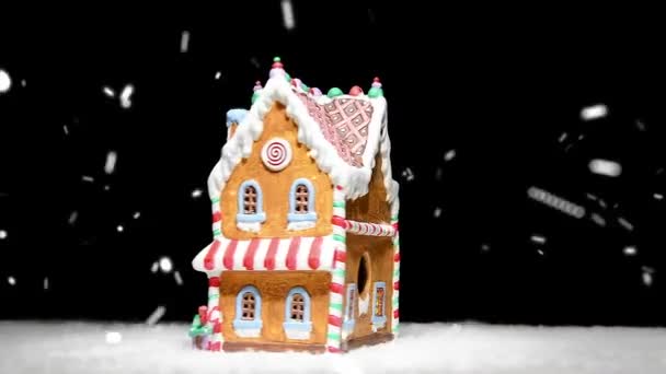 Piernikowy Domek Podczas Śnieżnych Świąt Pokazuje Mikołajów Sanie Oddali Tworząc — Wideo stockowe