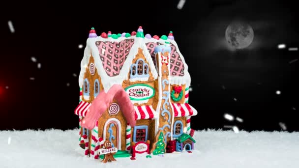Een Draaiend Peperkoekenhuis Tijdens Een Besneeuwde Kerstvakantie — Stockvideo