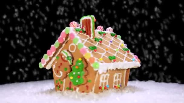 Rotující Perníková Chalupa Cukrovinkami Dekoracemi Během Zasněžených Vánočních Svátků — Stock video
