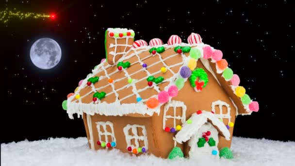 Piernikowy Dom Podczas Śnieżnego Bożego Narodzenia Pokazuje Świąteczną Gwiazdę Strzelania — Wideo stockowe