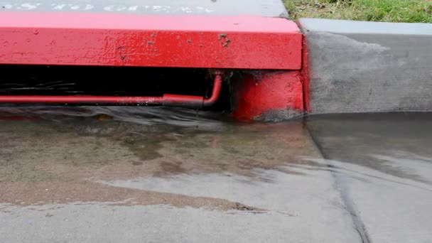 Chuva Cria Escoamento Água Longo Lado Uma Rua Que Drena — Vídeo de Stock