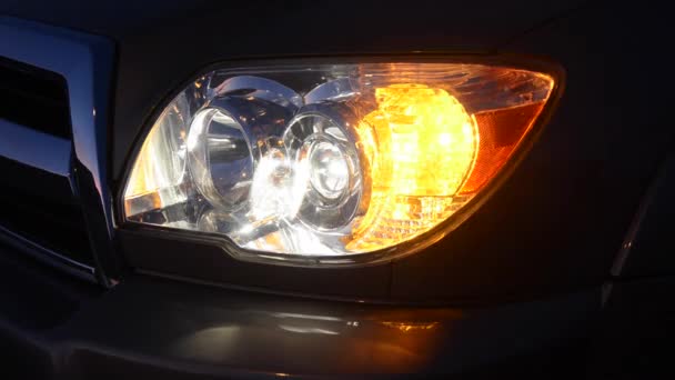 Egy Autó Villogó Fényszóró Éjjel Használt Biztonsági Jelzőlámpák Forduláskor — Stock videók
