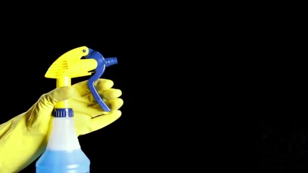 Een Persoon Gebruikt Een Handbediende Pompspuit Beschermende Handschoen Schoonmaakmiddelen Spuiten — Stockvideo