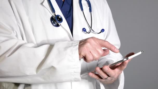 Lékař Prohlíží Lékařské Záznamy Bezdrátovém Tabletu Bezdrátovým Bezdrátovým Přístupem Záznamům — Stock video