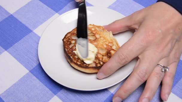 Eine Frau Beim Abendessen Streicht Butter Auf Ihren Frisch Gerösteten — Stockvideo