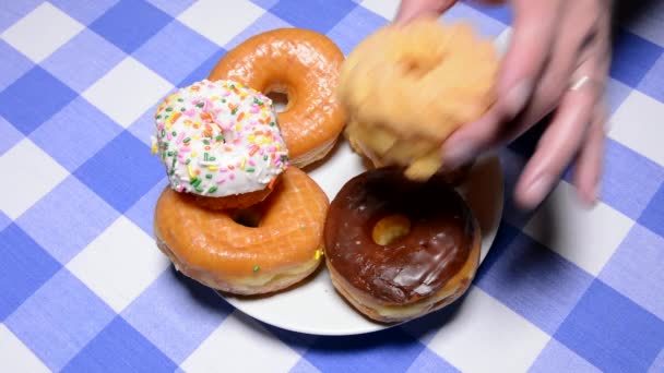 Lokantadaki Tabaktan Donut Alan Insanlar Kahvaltılık Tatlı Yiyeceğe Olan Taleplerini — Stok video
