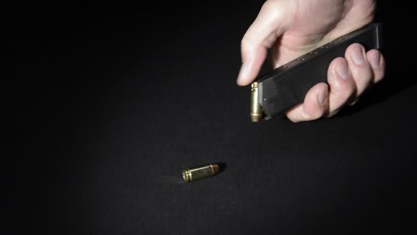 Ein Mann Entlädt Ein Munitionsmagazin Voller Kugeln Bevor Seine Waffe — Stockvideo