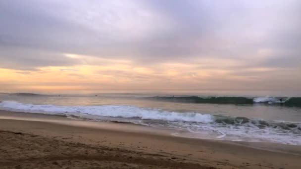 カリフォルニア州ハンティントンビーチの美しいビーチと海の波の時間の経過は パステルの日の出に囲まれています — ストック動画