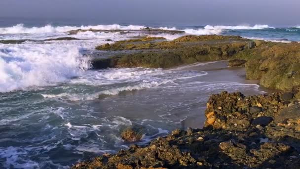 Een Super Slow Motion Video Van Een Afgelegen Ruige Oceaan — Stockvideo