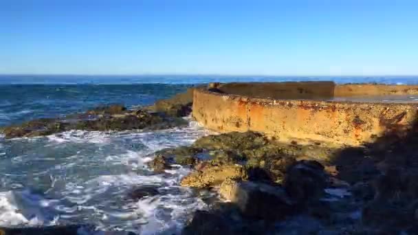 Time Lapse Waves Rocky Beach Seawall Crash Swirl Shallow Reef — Vídeo de stock