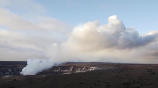 Вулкан Килауэя Извергает Пар Дым Вентиляции Кальдере — стоковое видео