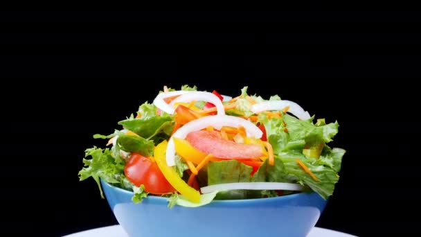 Een Frisse Saladevertoning Met Groenten Zoals Tomaten Wortelen Sla Paprika — Stockvideo